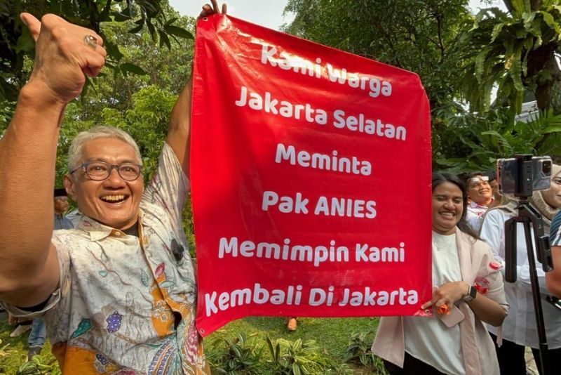 Warga Datangi Rumah Anies Baswedan untuk Serukan Dukungan Maju Pilgub DKI Jakarta 2024